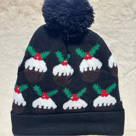 New LED Christmas Beanie With Pom Pom And 3 Flashing Modes - Picture 5 of 6